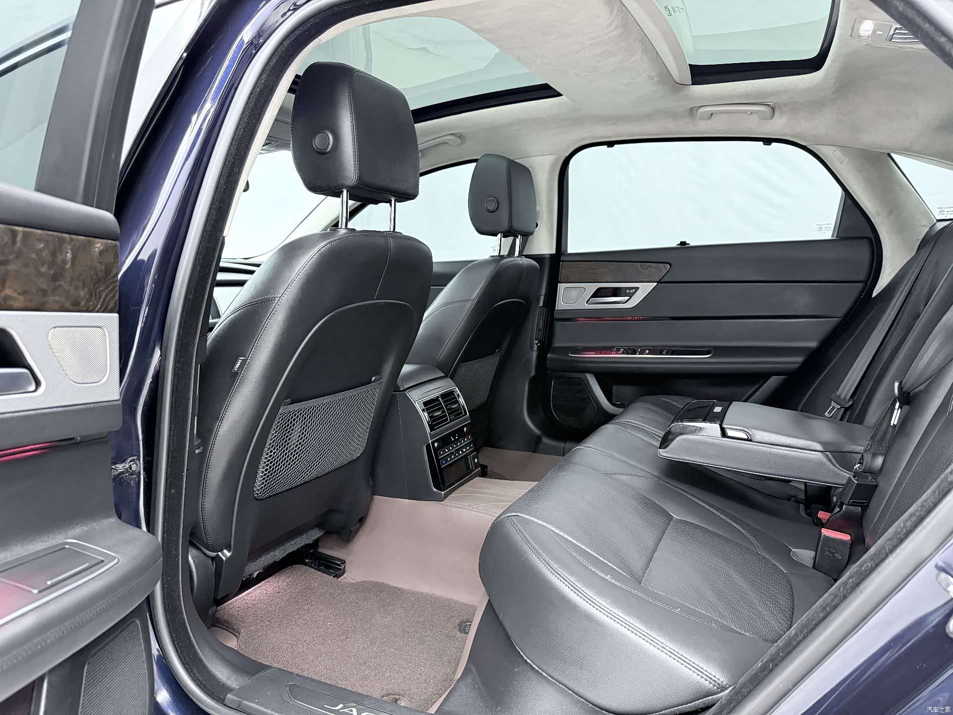 Land Rover P250, 2021 6