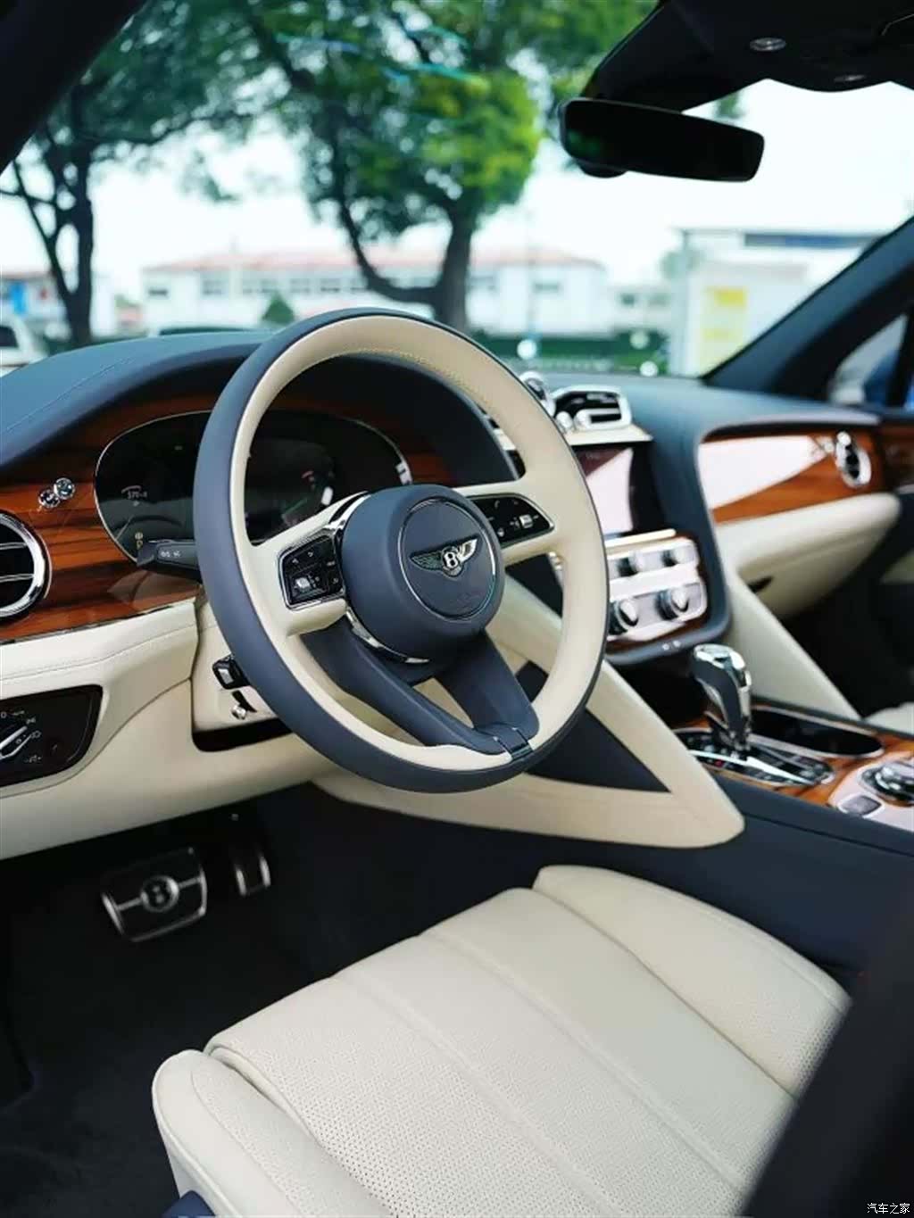 Bentley Bentayga, 2023 все фото