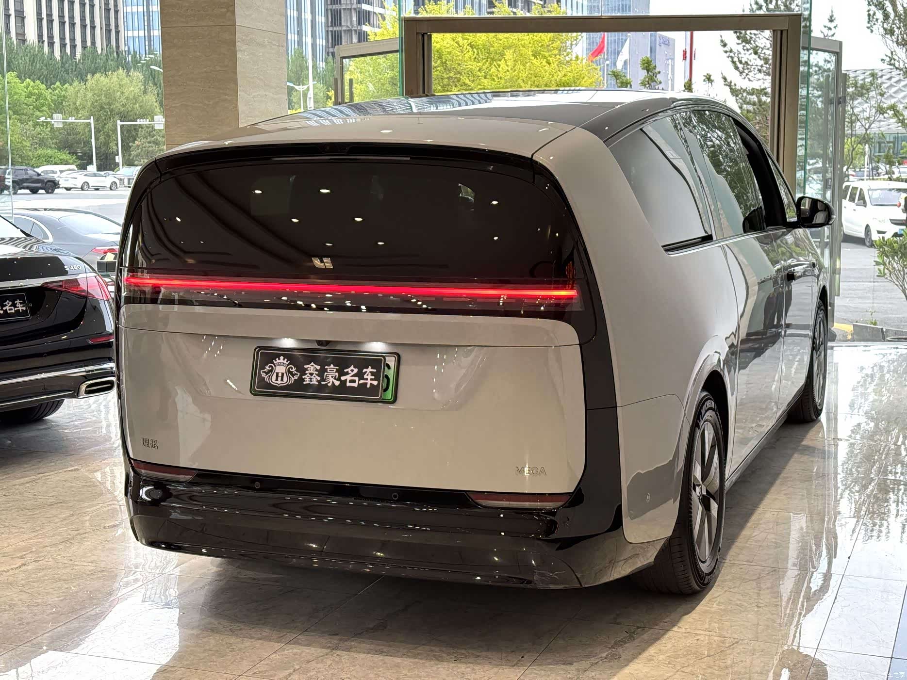 Li Auto MEGA, 2025 24