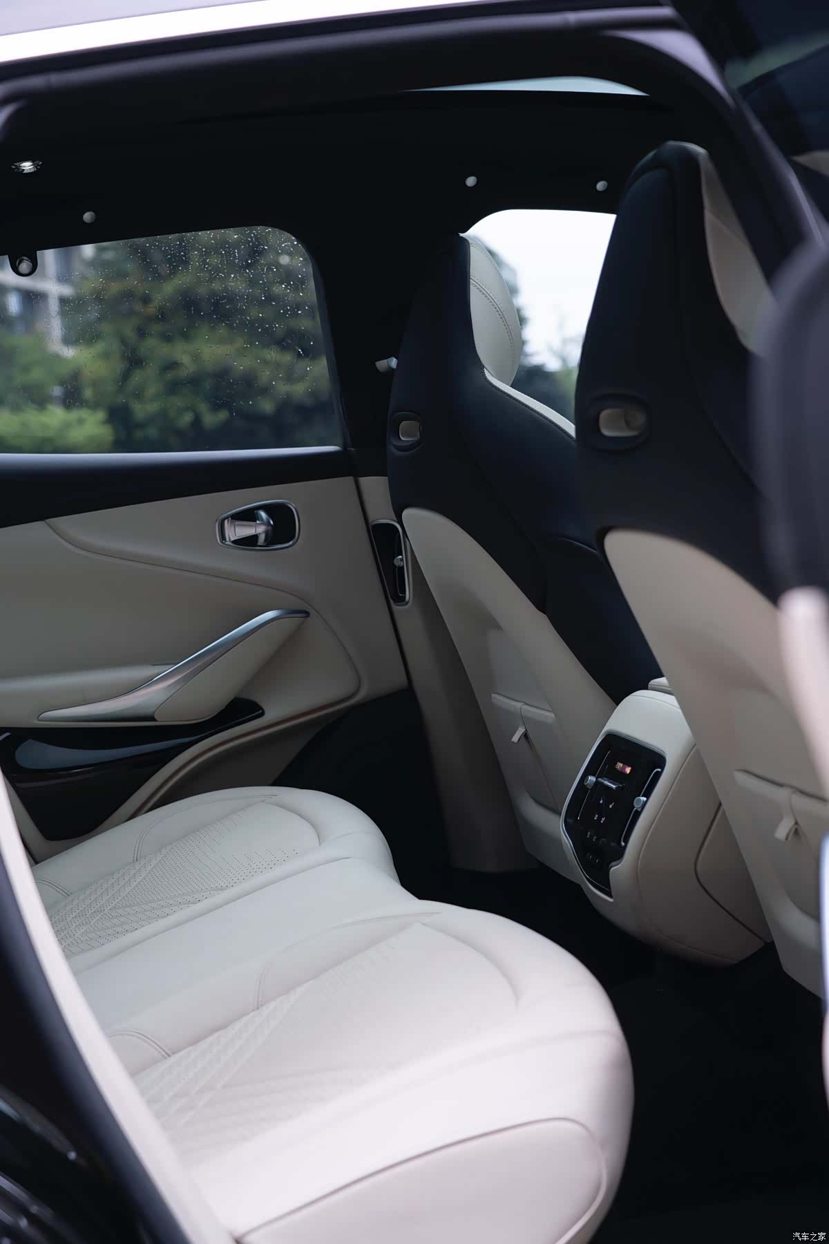 Aston Martin DBX, 2026 21