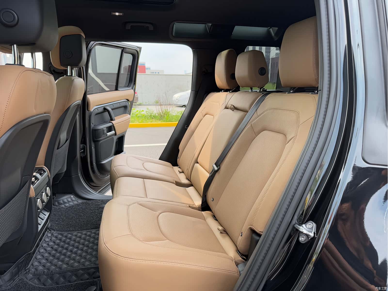 Land Rover Defender, 2025 11