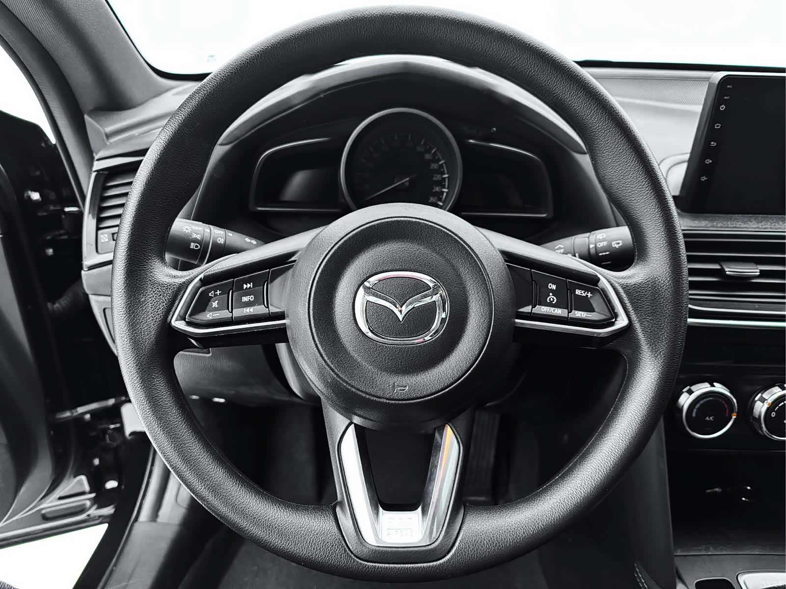 Mazda CX-4, 2023 12