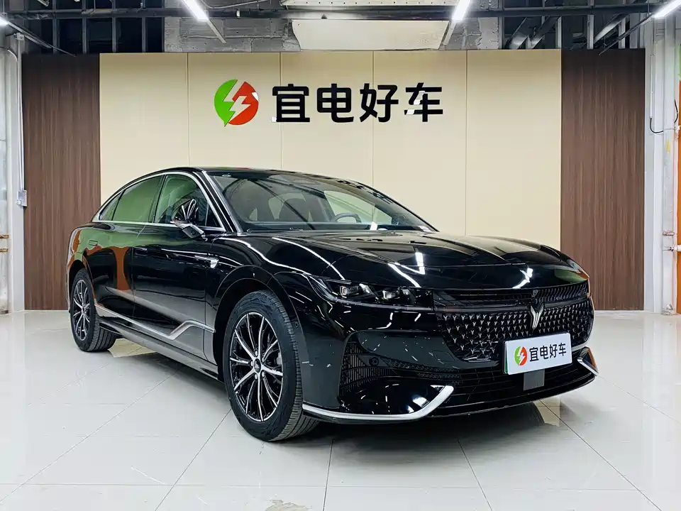 VOYAH Lantu chasing light