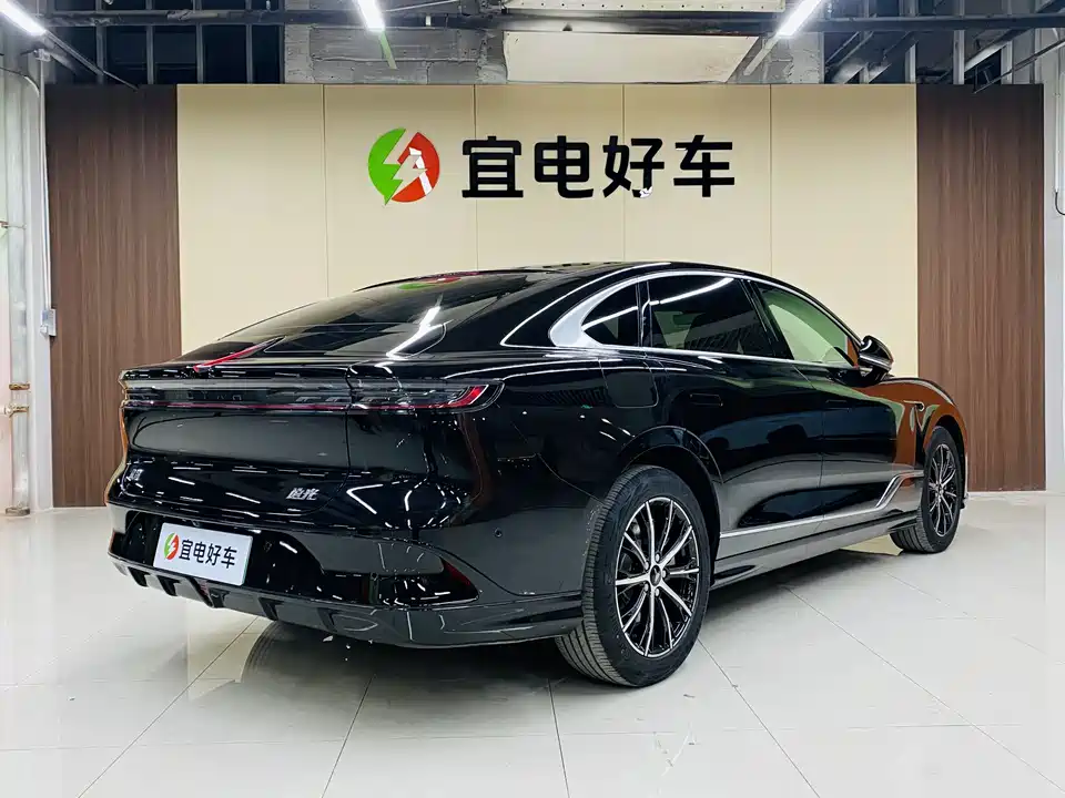 VOYAH Lantu chasing light