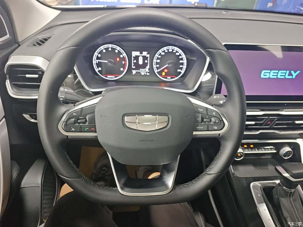 Geely Coolray, 2025 11