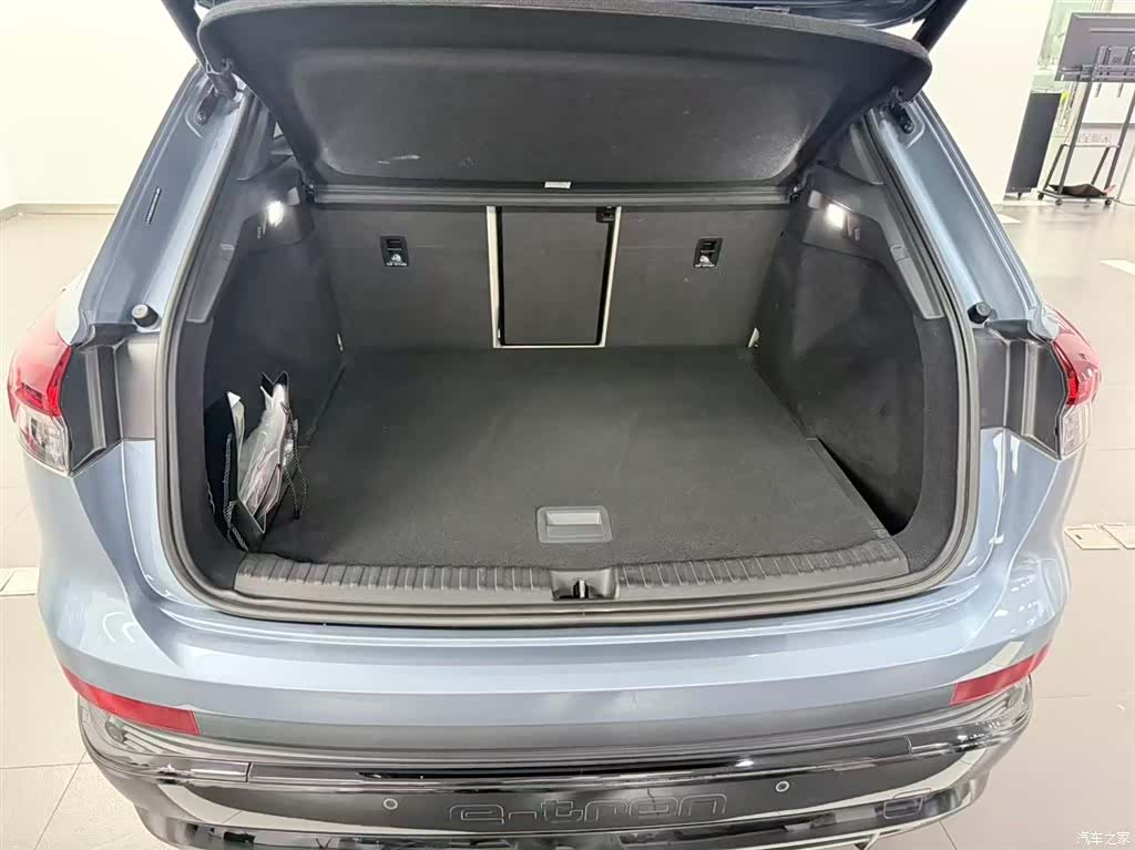 Audi Q4 e-tron, 2022 8