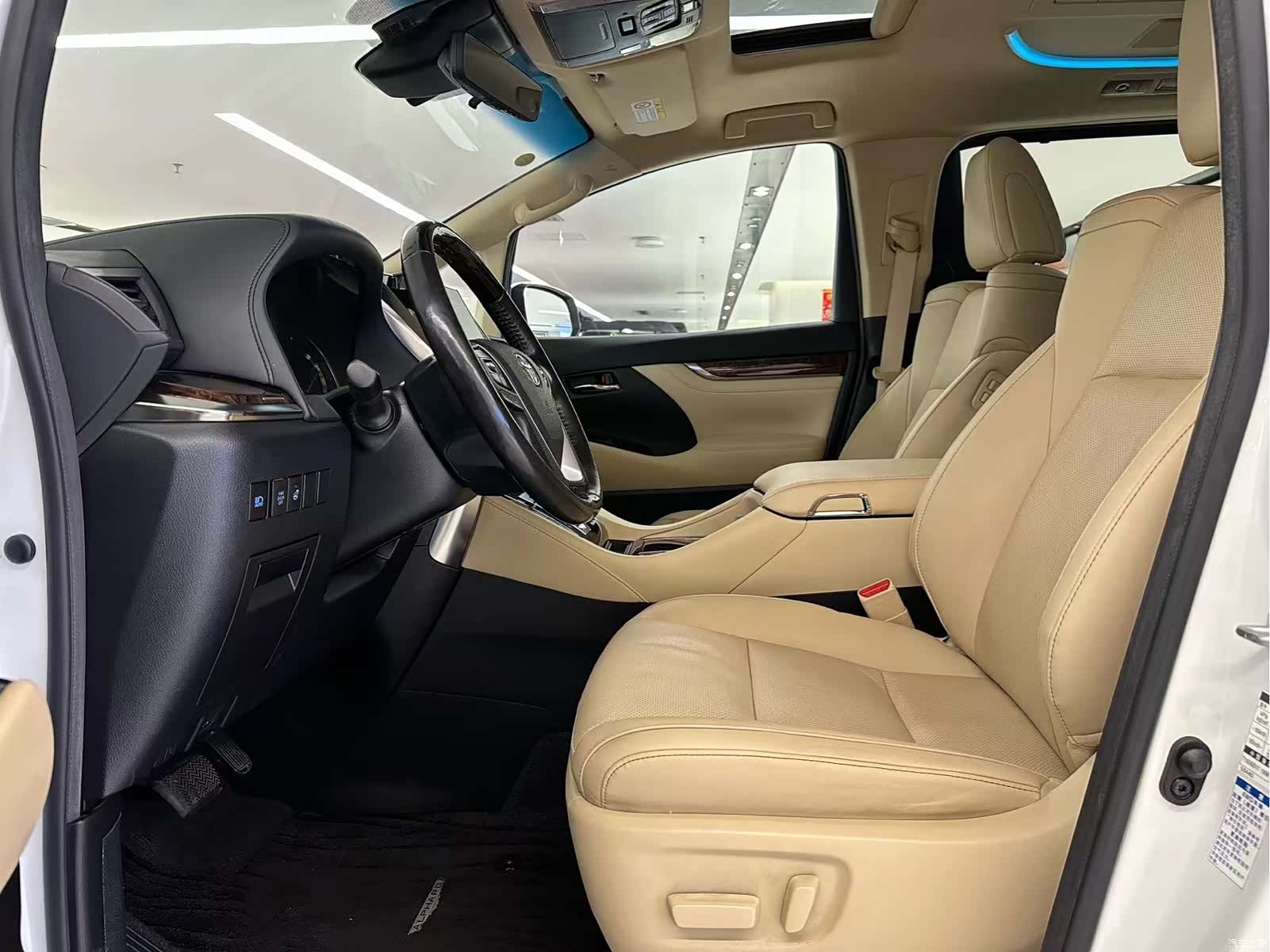 Toyota Alphard, 2023 9