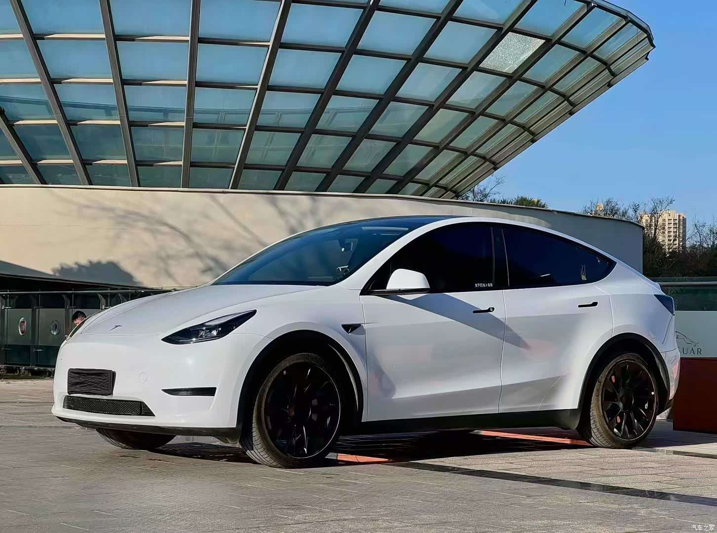 Tesla Model Y, 2023 1
