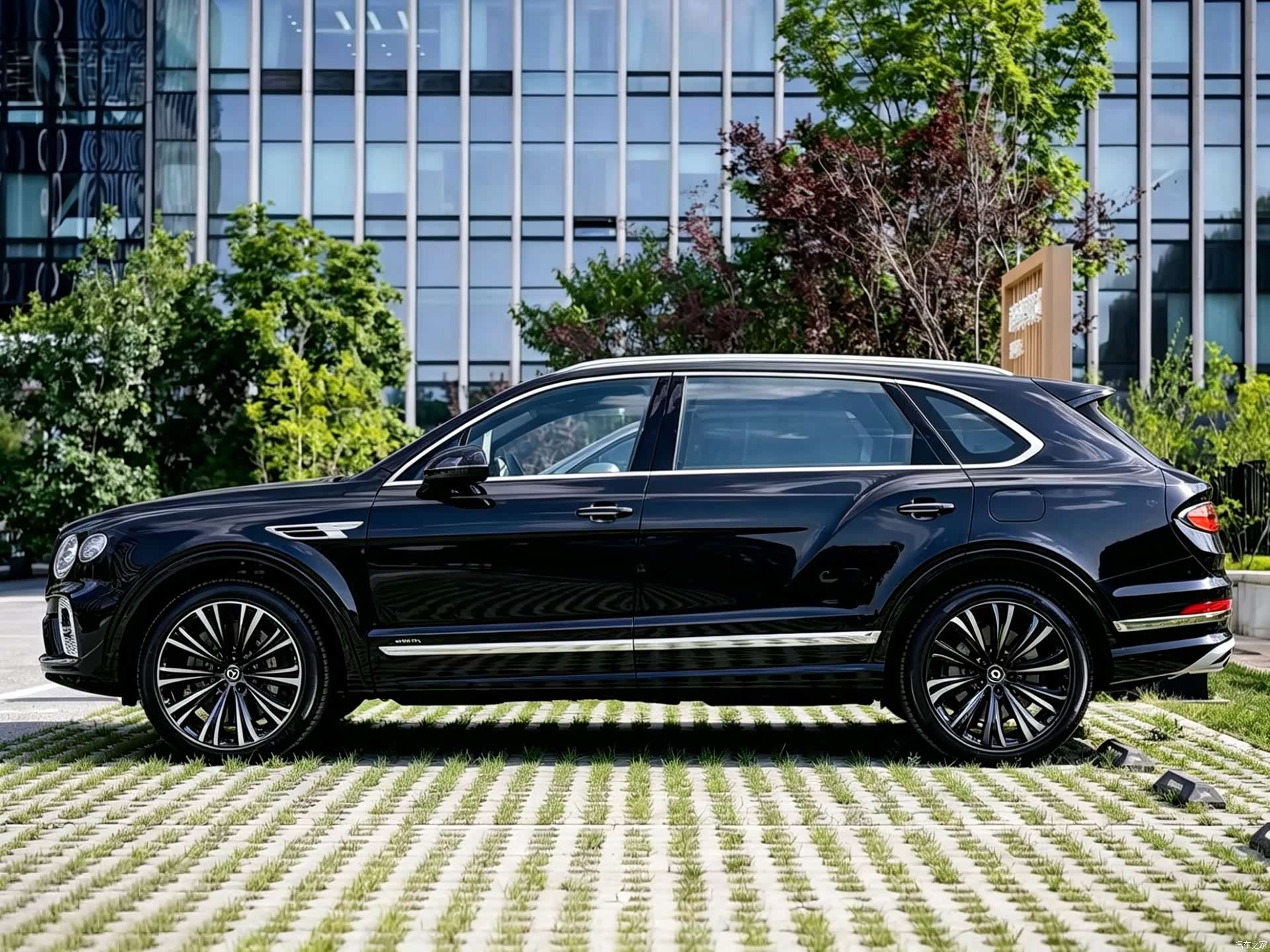 Bentley Bentayga, 2023 8
