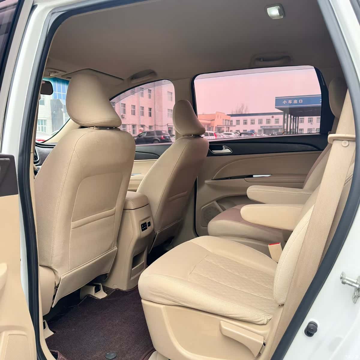 Wuling 730, 2017 6