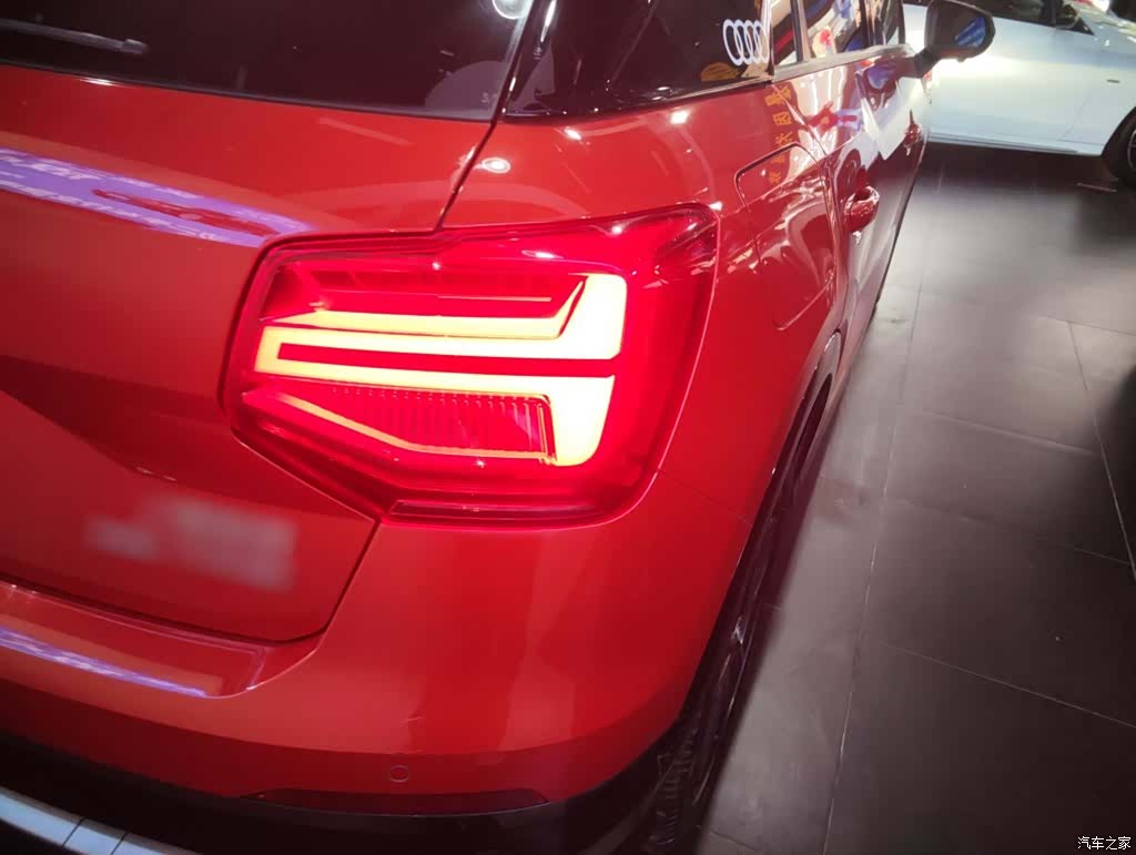 Audi Q2L, 2018 8