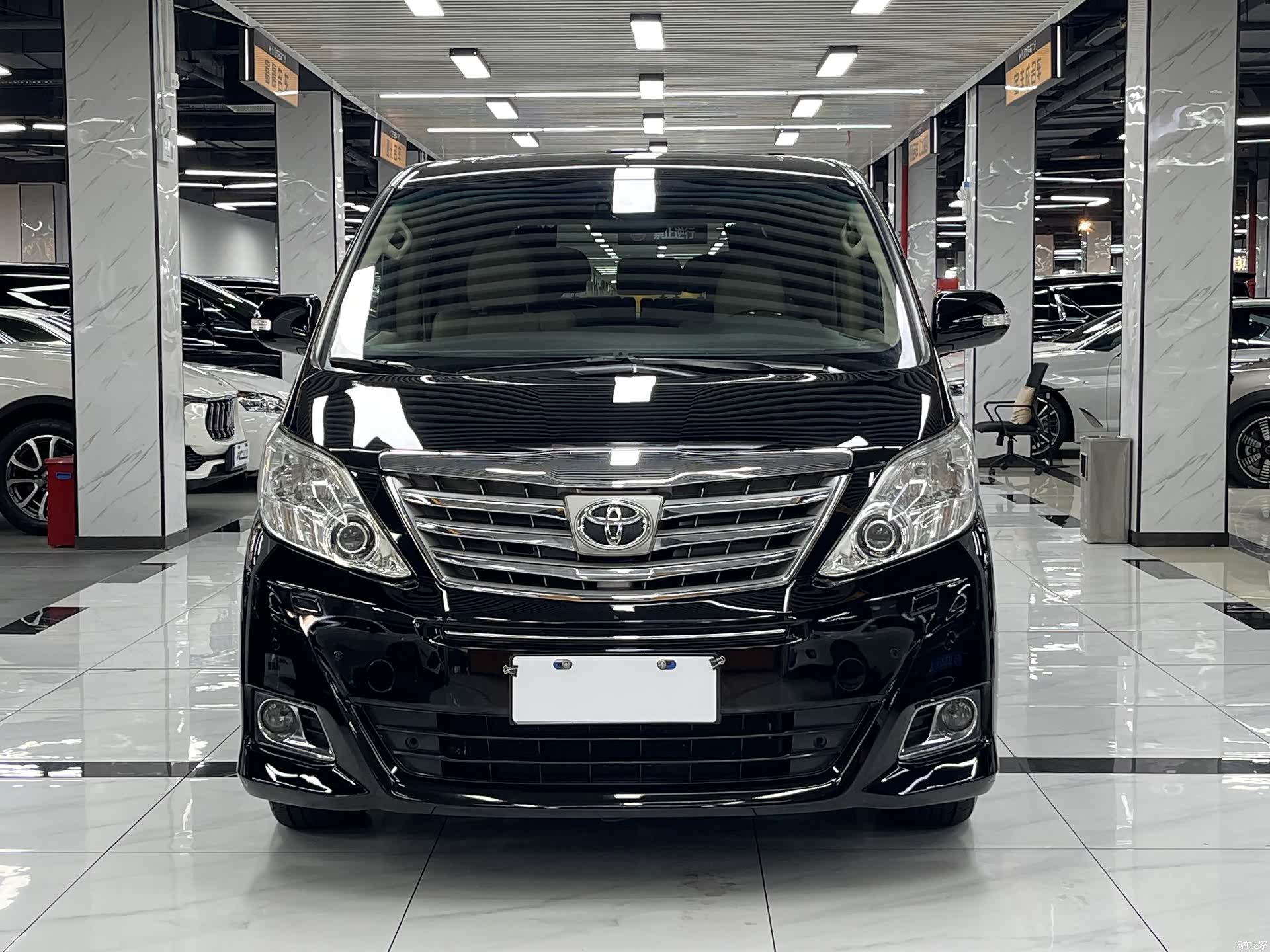 Toyota Alphard, 2011 3