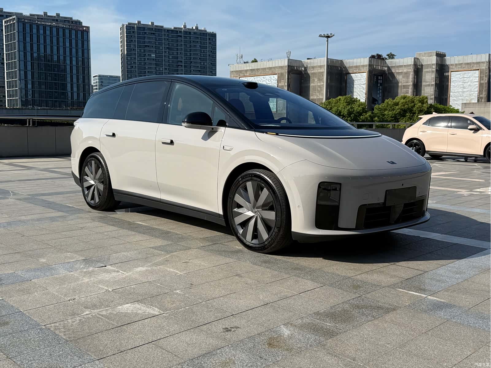 Li Auto i8, 2025 3