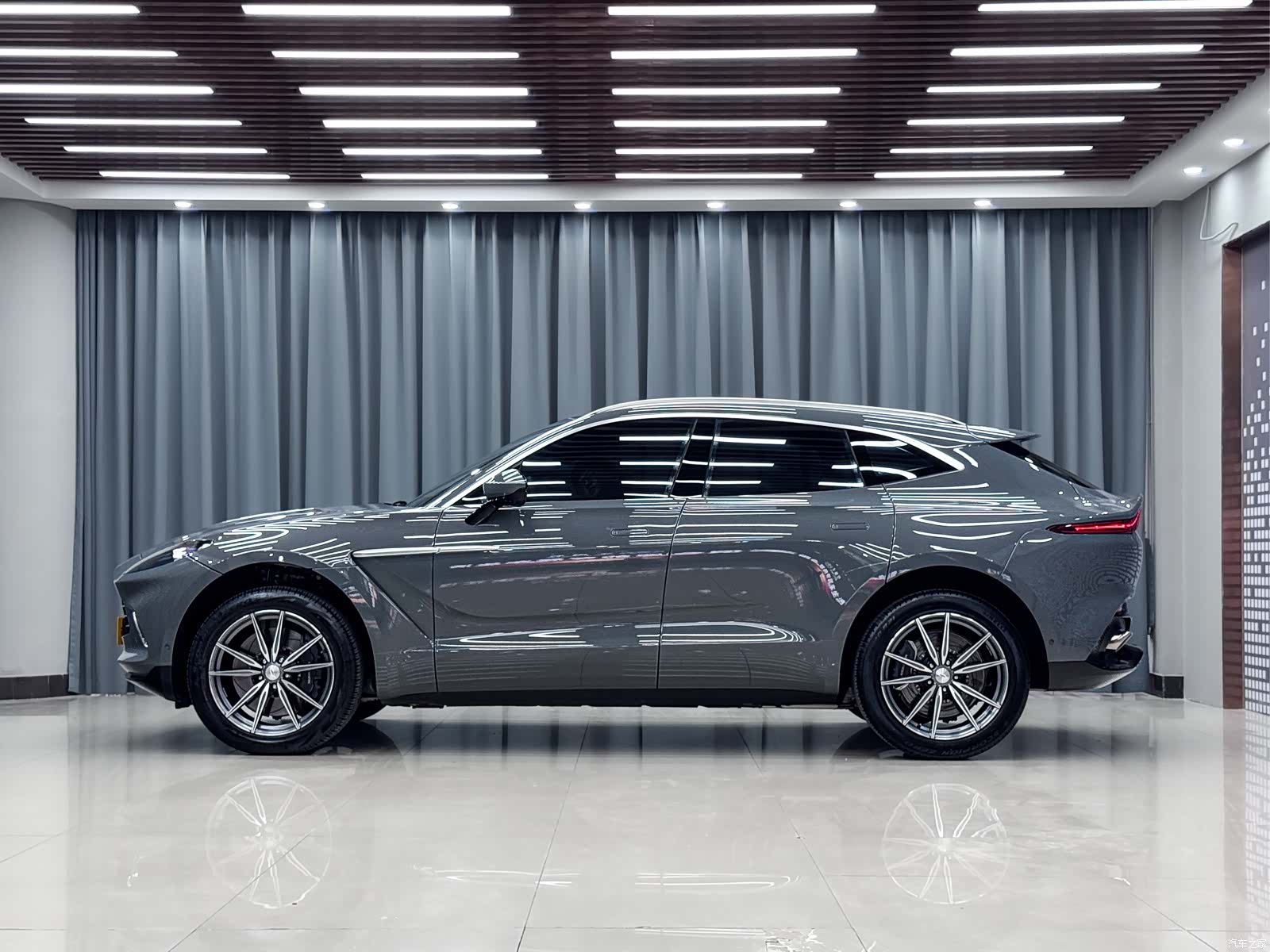 Aston Martin DBX, 2024 3