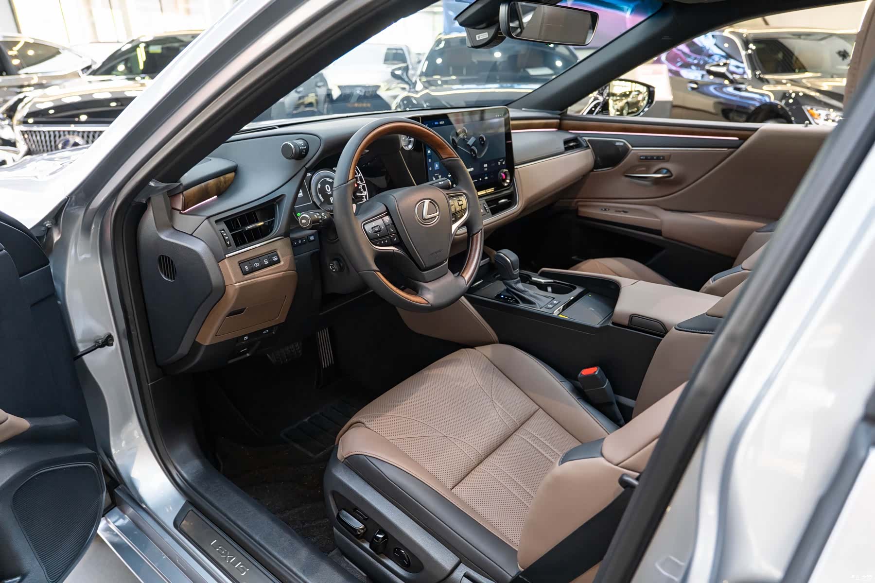 Lexus ES, 2025 9