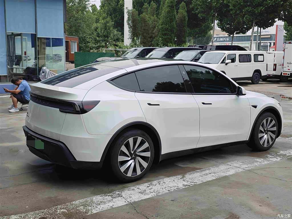 Tesla Model Y, 2025 3