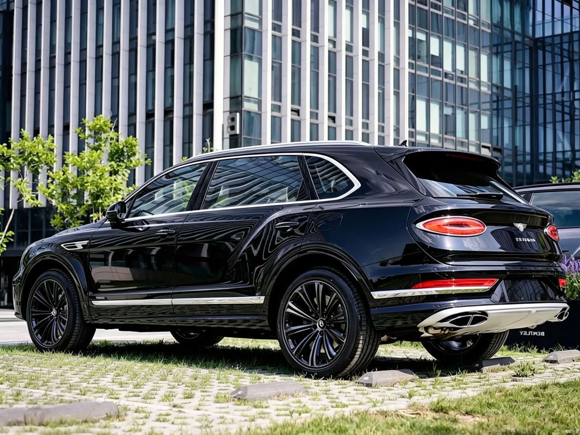 Bentley Bentayga, 2023 10