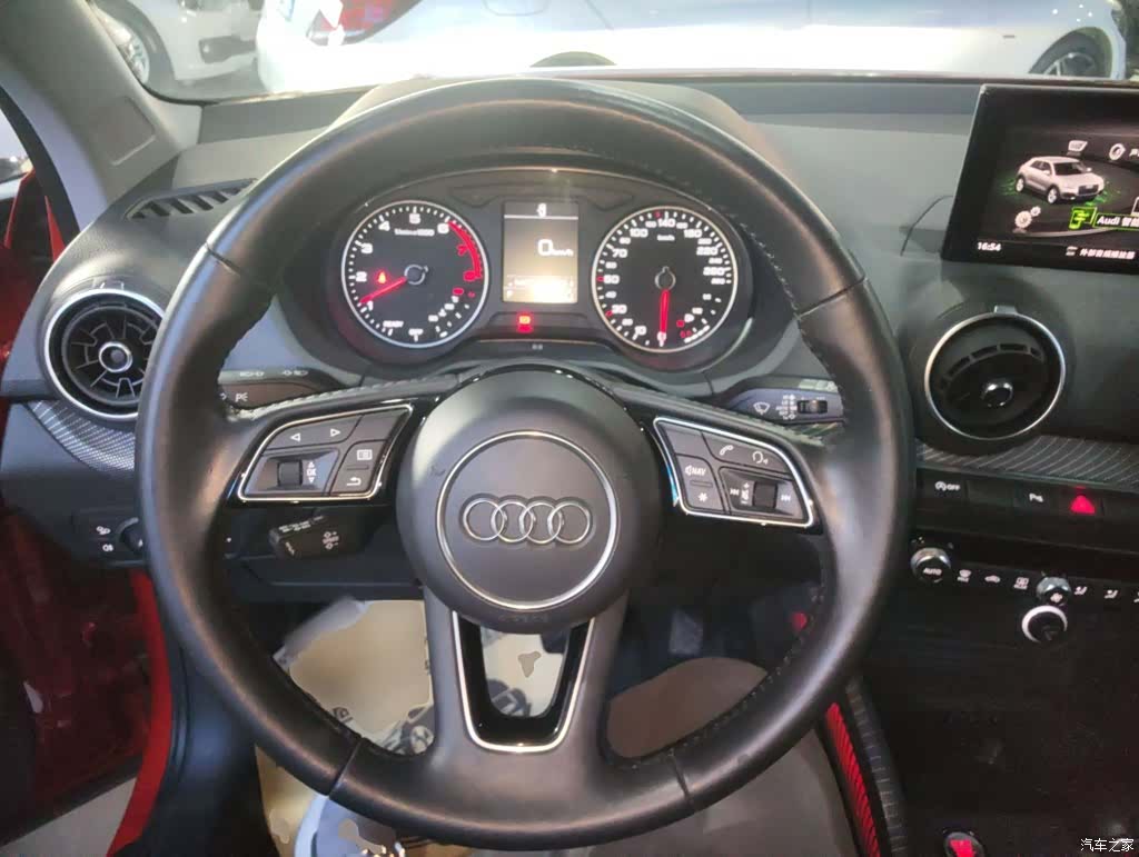 Audi Q2L, 2018 11
