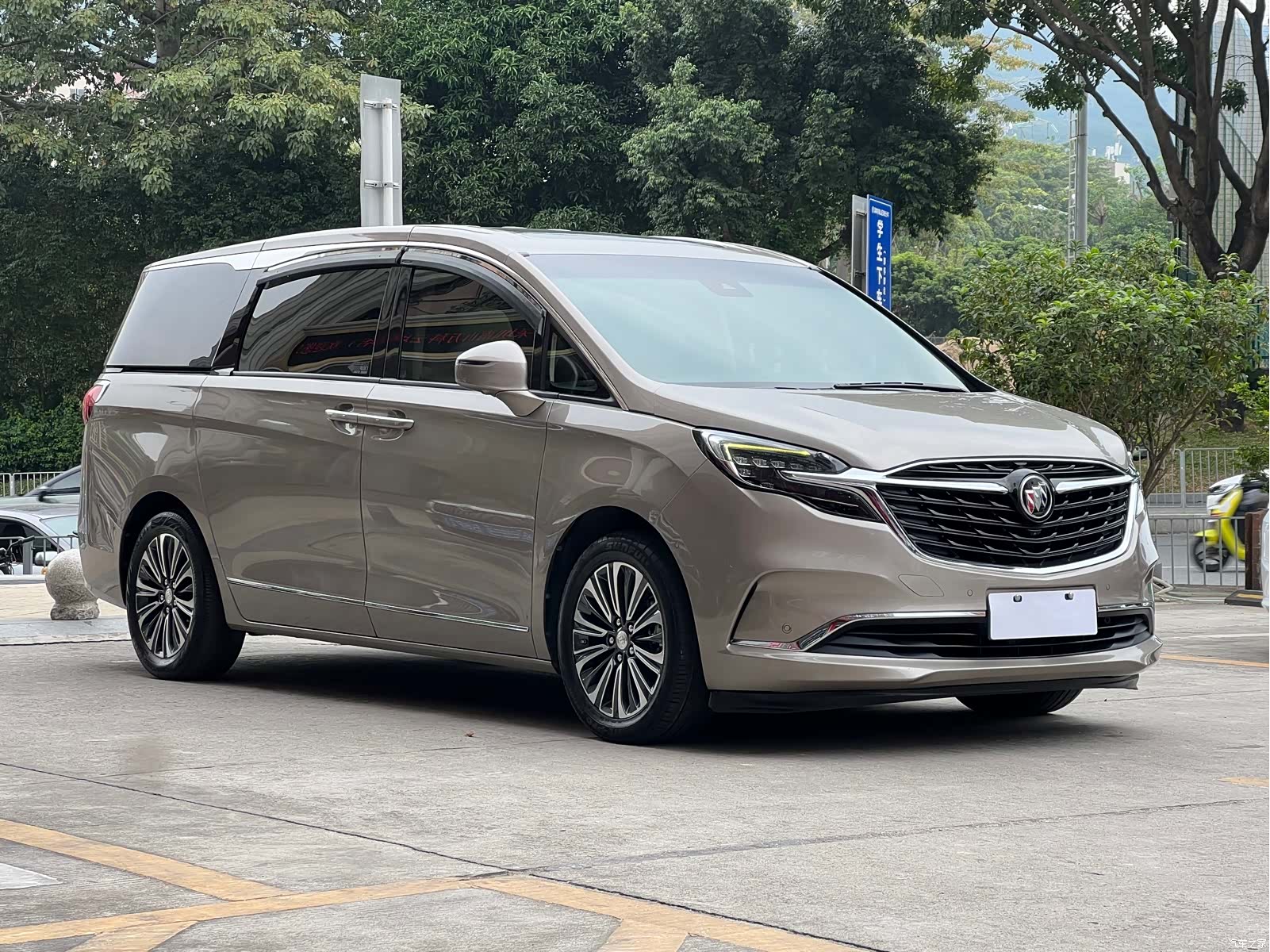 Buick GL8, 2022 3