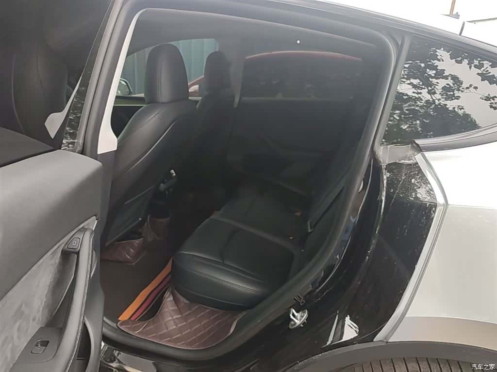 Tesla Model Y, 2023 17