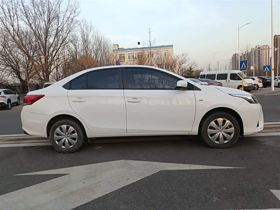 Toyota YARiS L to enjoy