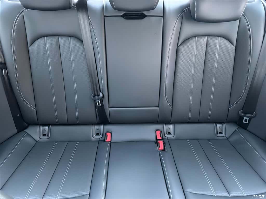 Audi A4L, 2025 3