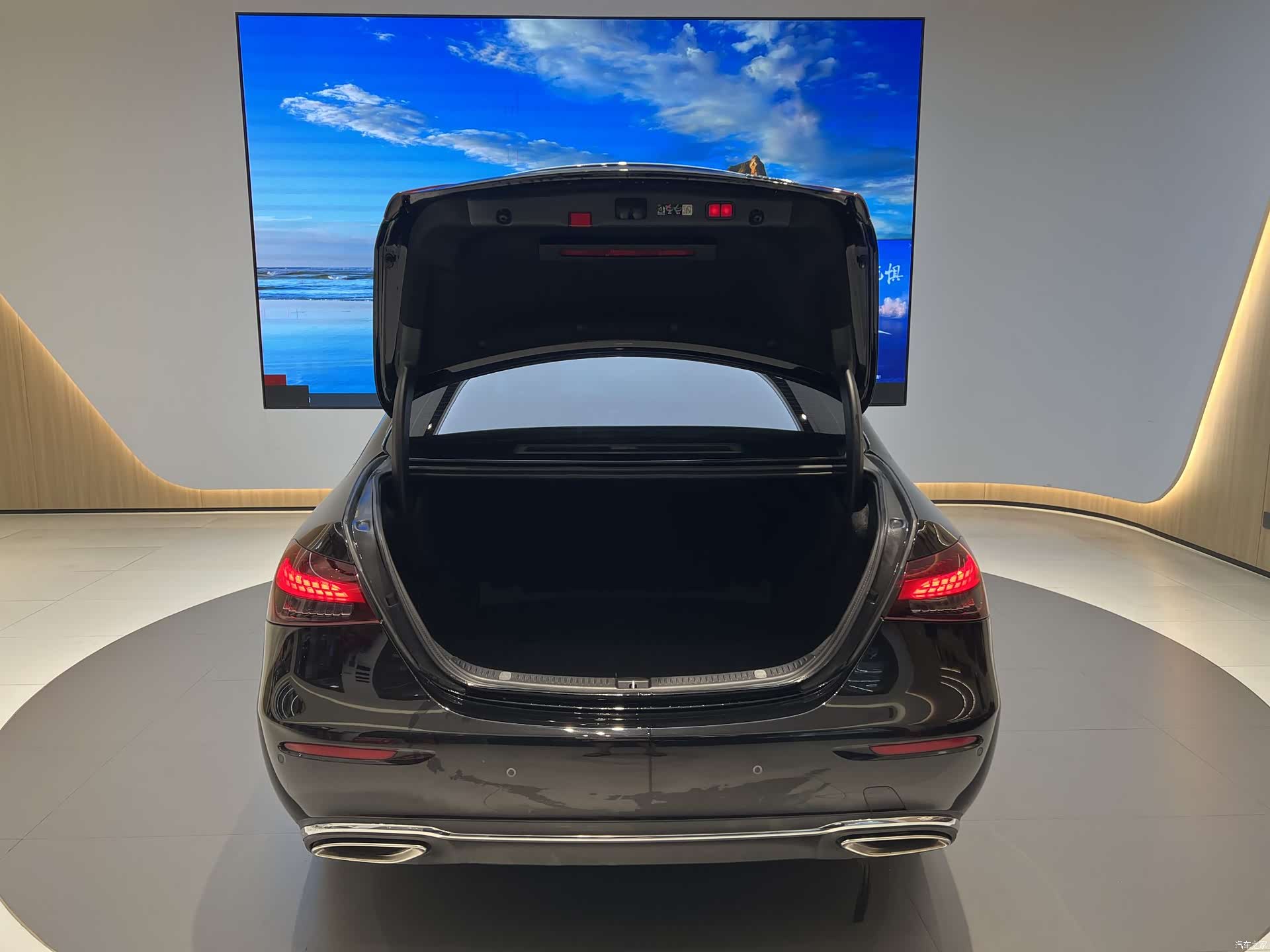 Mercedes-Benz E-Class, 2023 13
