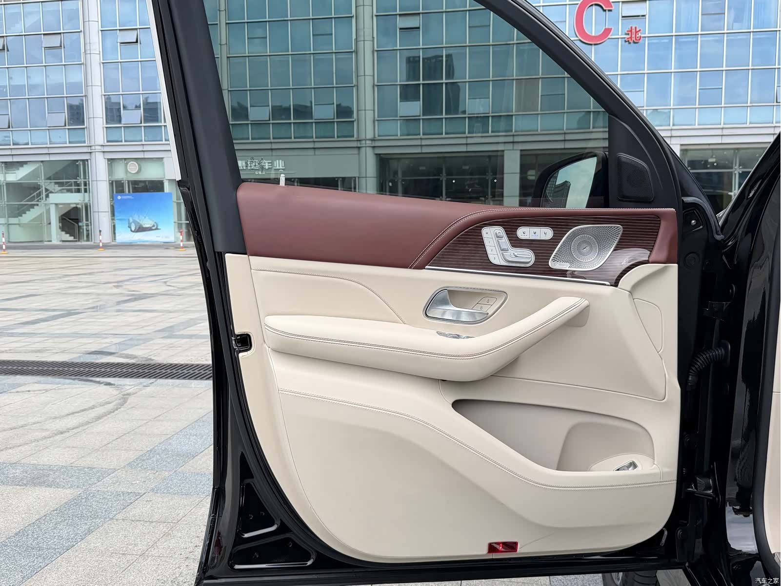Maybach GLS, 2022 10
