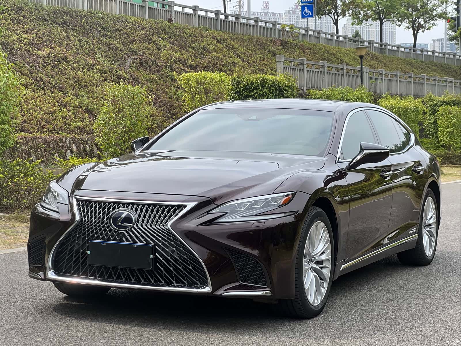 Lexus LS