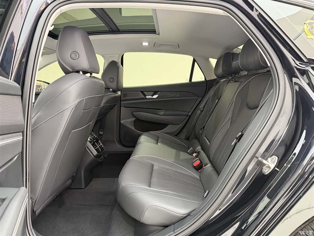 Volkswagen Passat, 2025 17