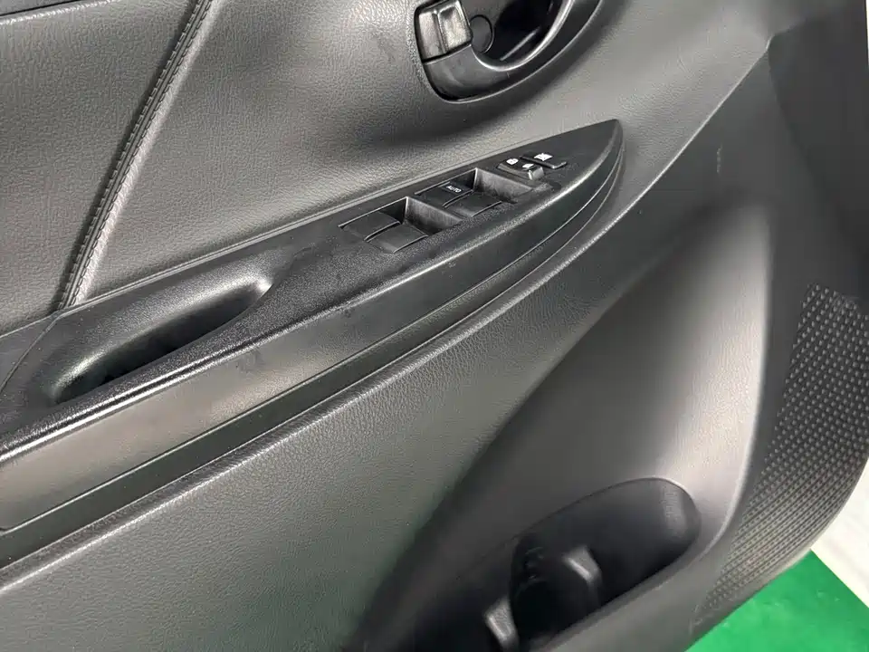 Toyota YARiS L to enjoy