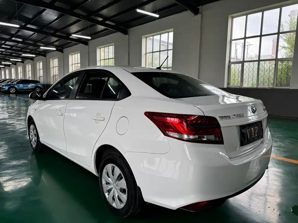 Toyota YARiS L to enjoy