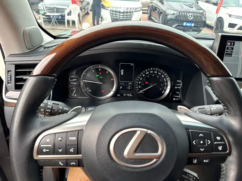 Lexus LX