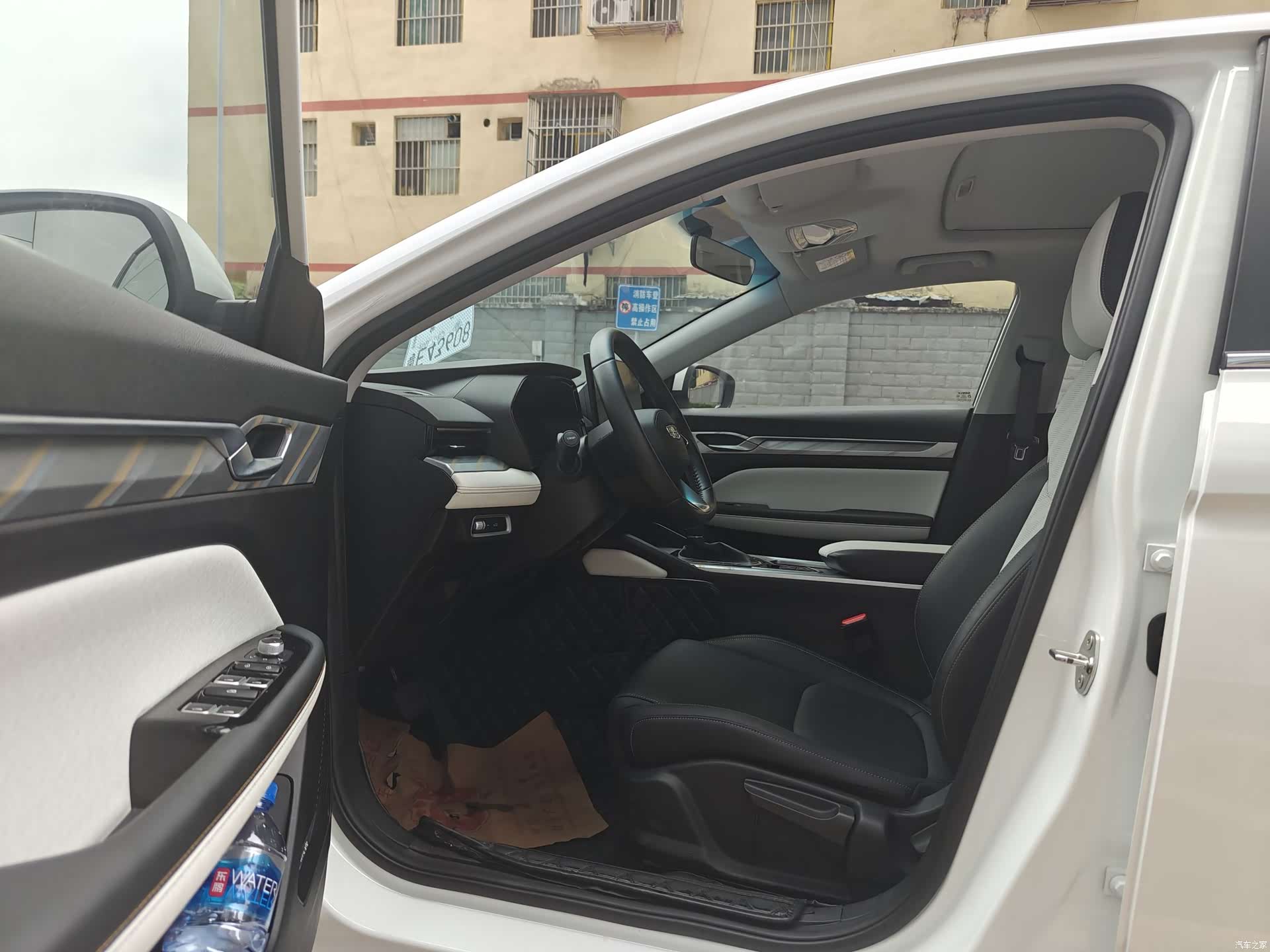 Geely Emgrand, 2022 все фото
