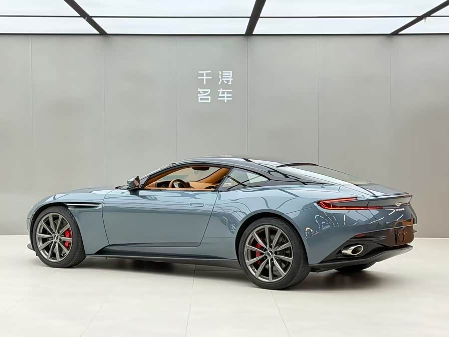 Aston Martin DB11 2018, фото 14