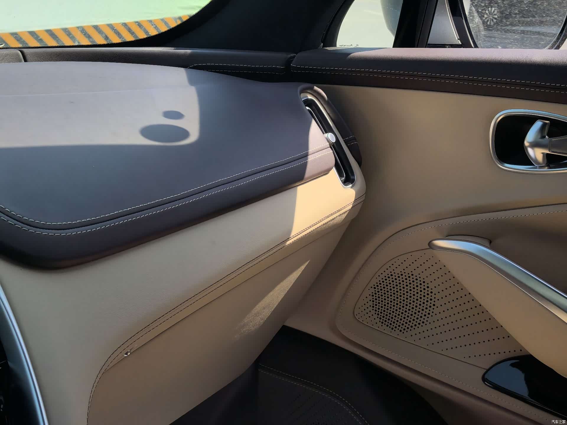 Aston Martin DBX, 2023 14