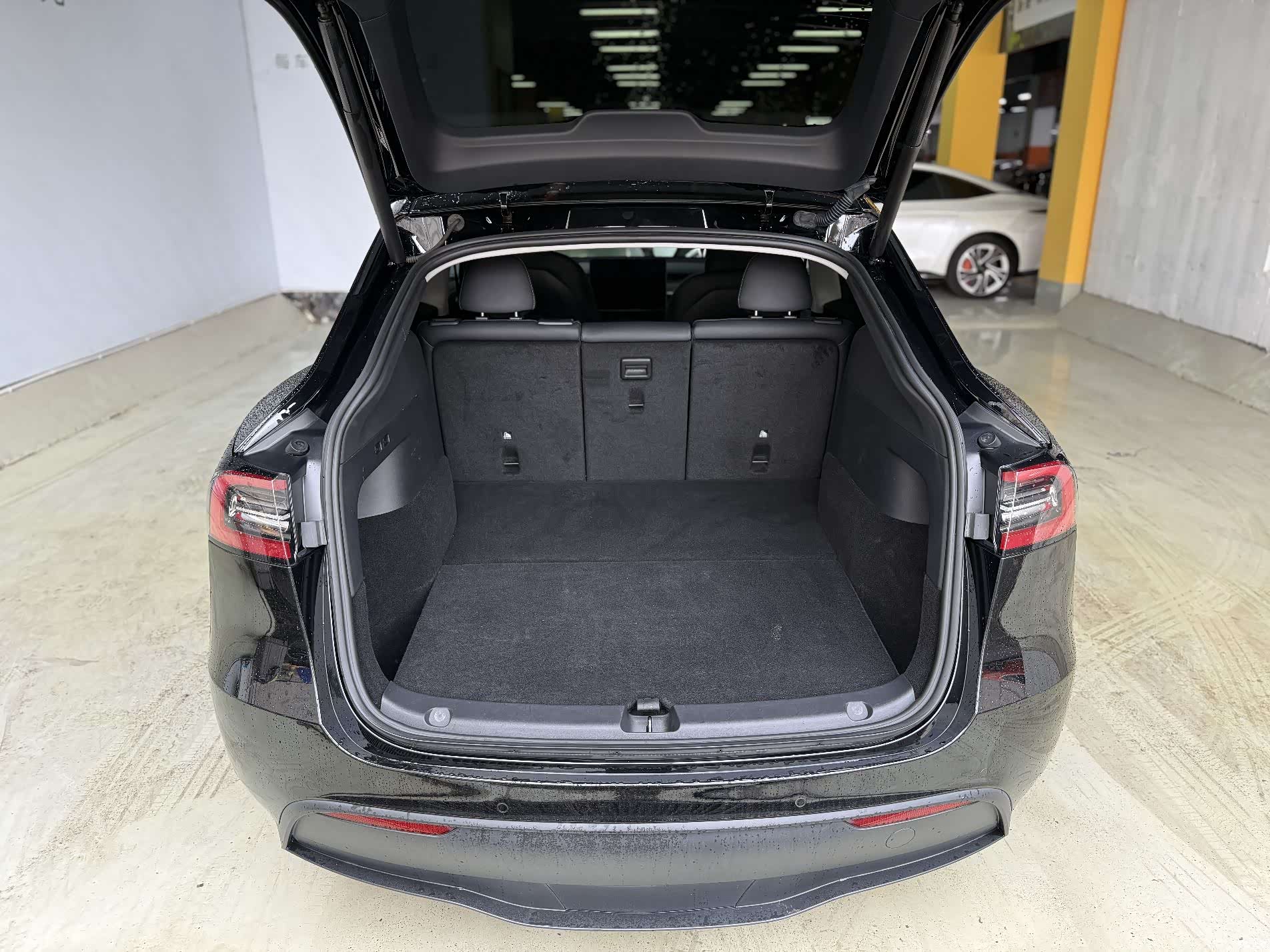 Tesla Model Y, 2023 21