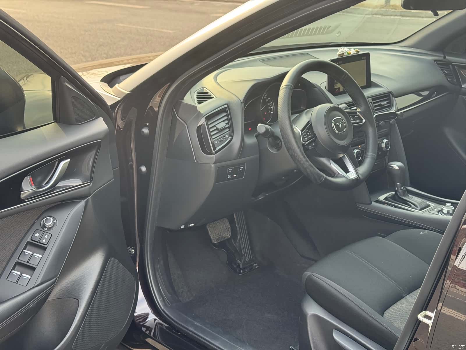 Mazda CX-4, 2023 11