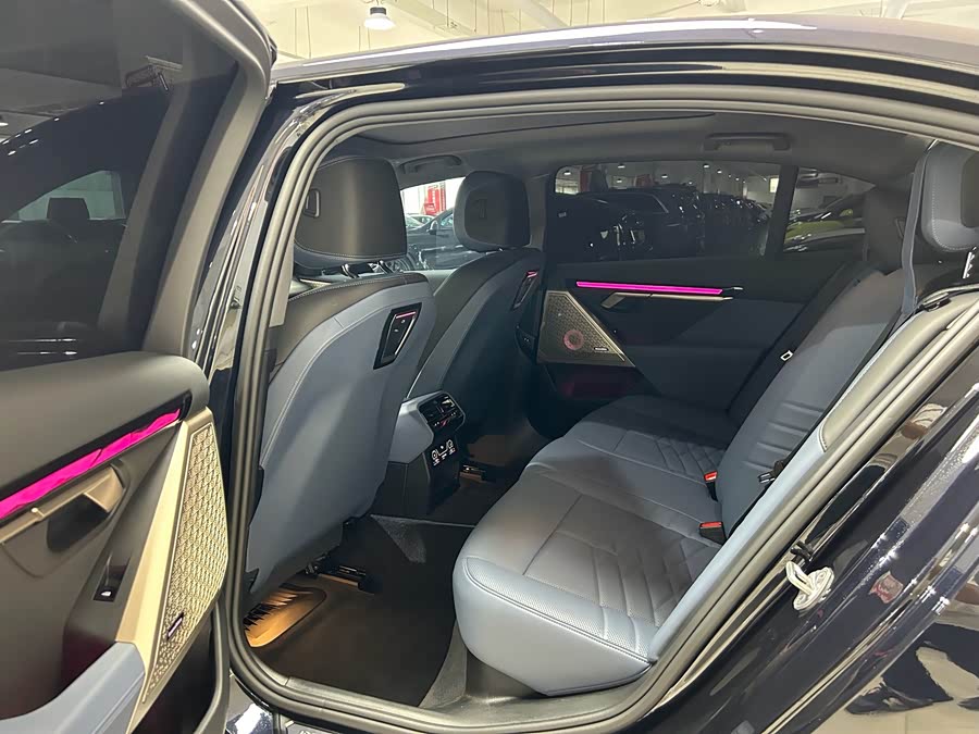 BMW 5 Series 2024, фото 8