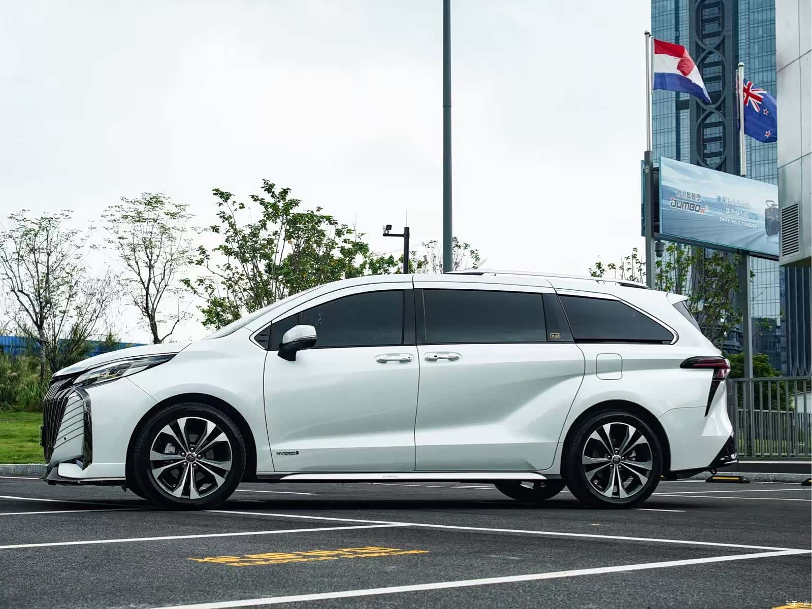 Toyota Granvia, 2023 3