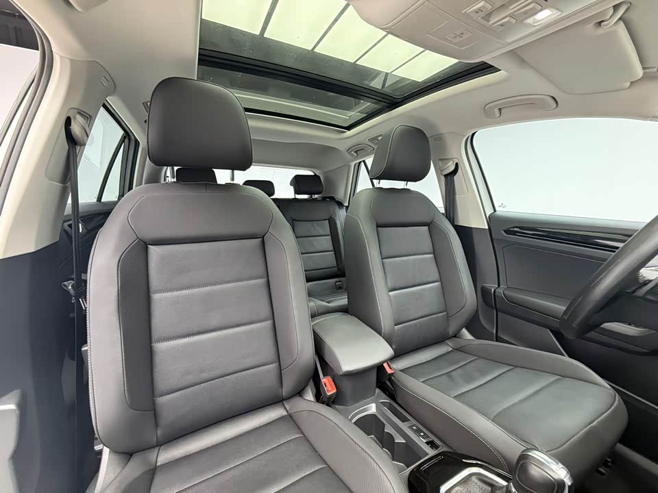 Volkswagen T-ROC exploring Songs