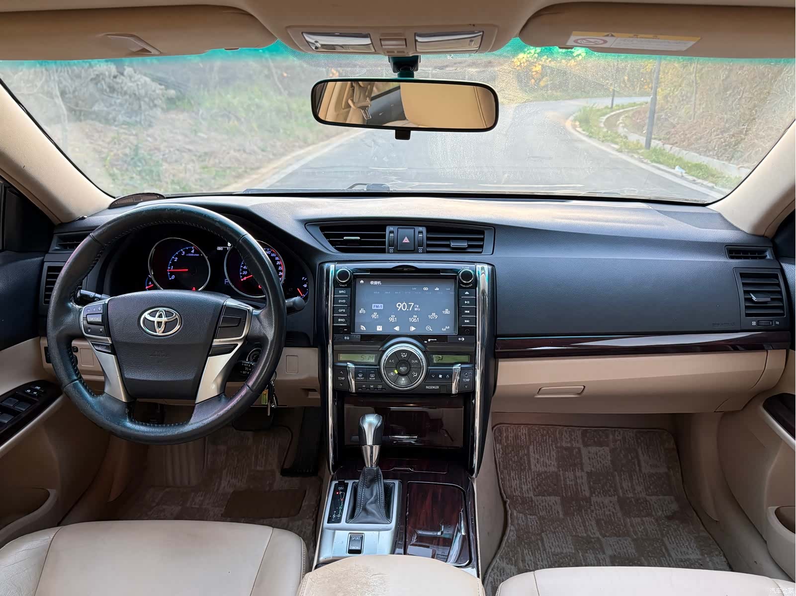 Toyota 2.5V, 2012 17