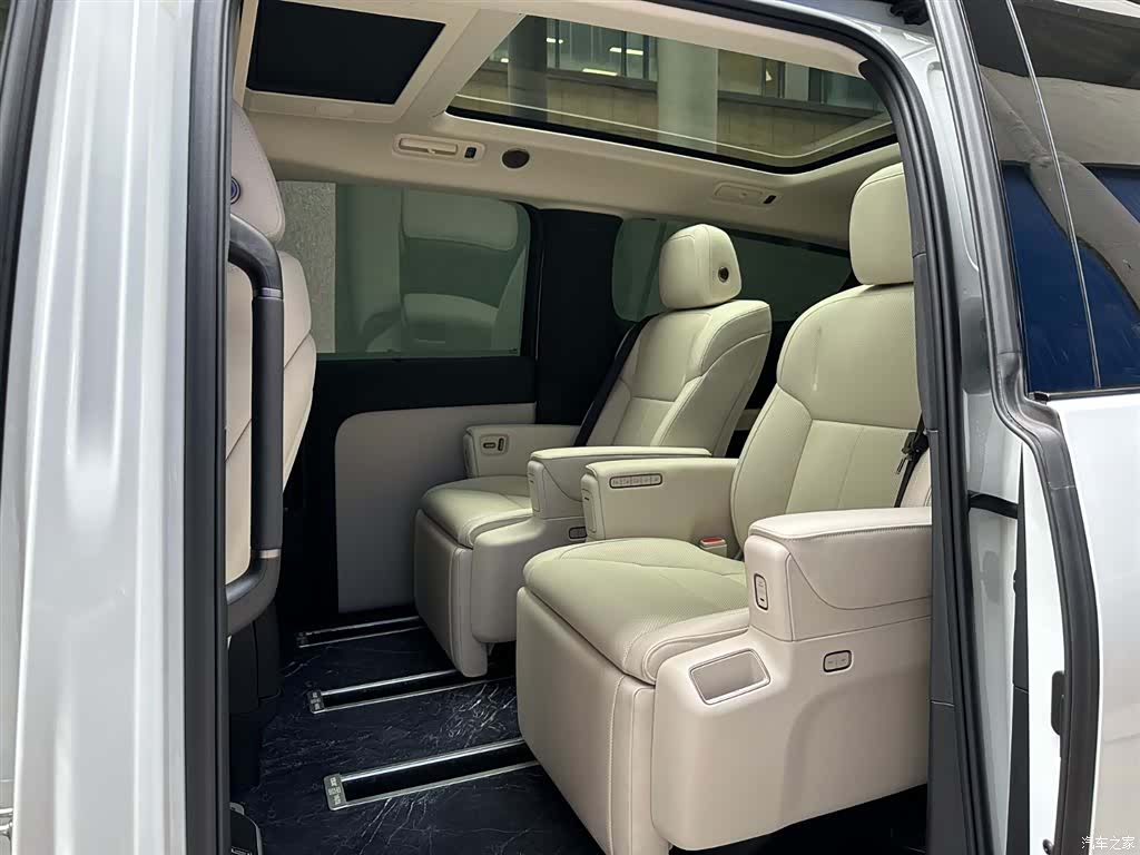 Li Auto MEGA, 2025 10