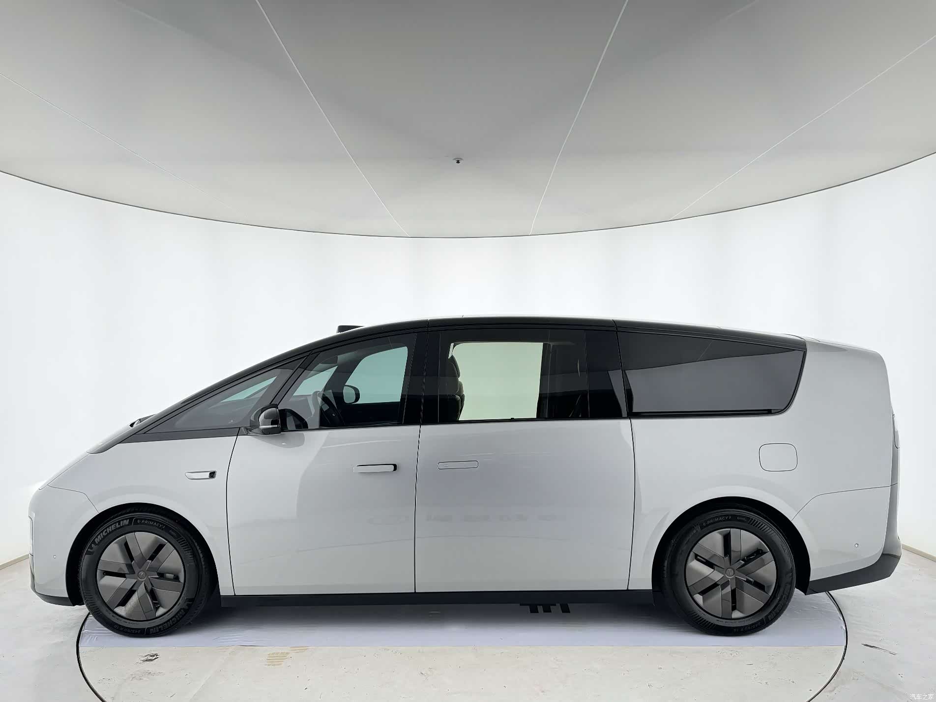 Li Auto MEGA, 2024 4