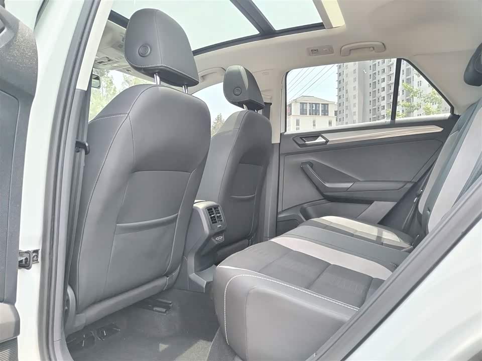 Volkswagen T-ROC exploring Songs