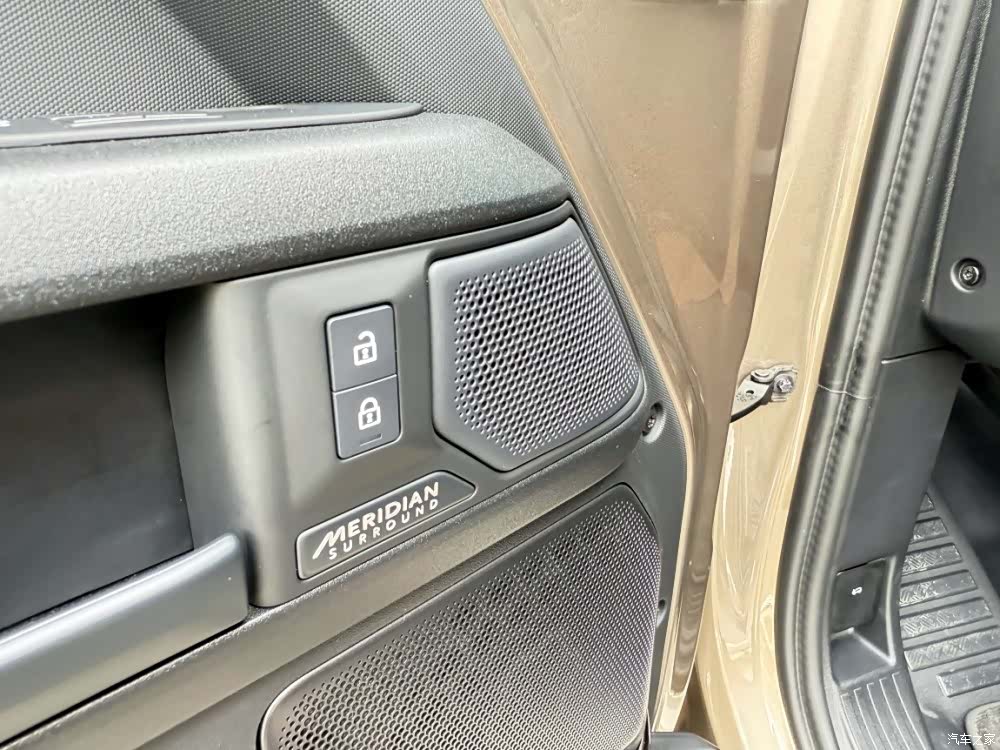Land Rover Defender, 2026 8