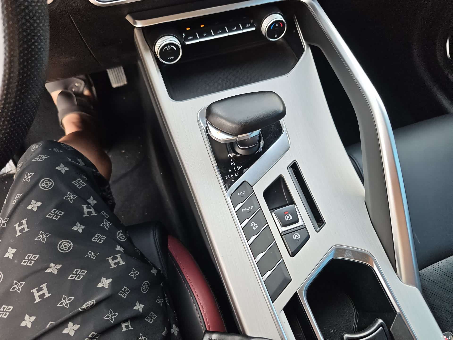 Geely Coolray, 2022 15
