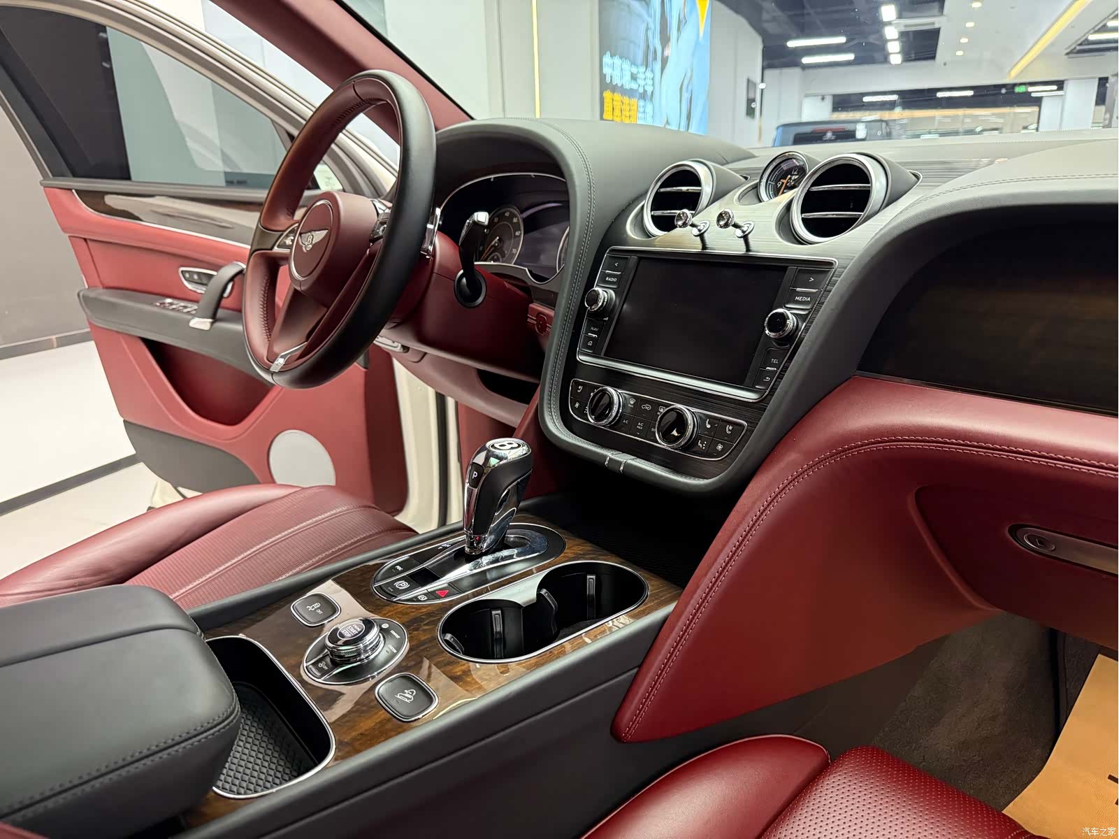 Bentley Bentayga, 2020 11