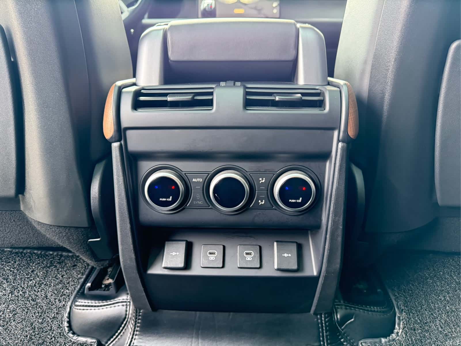 Land Rover Defender, 2021 16
