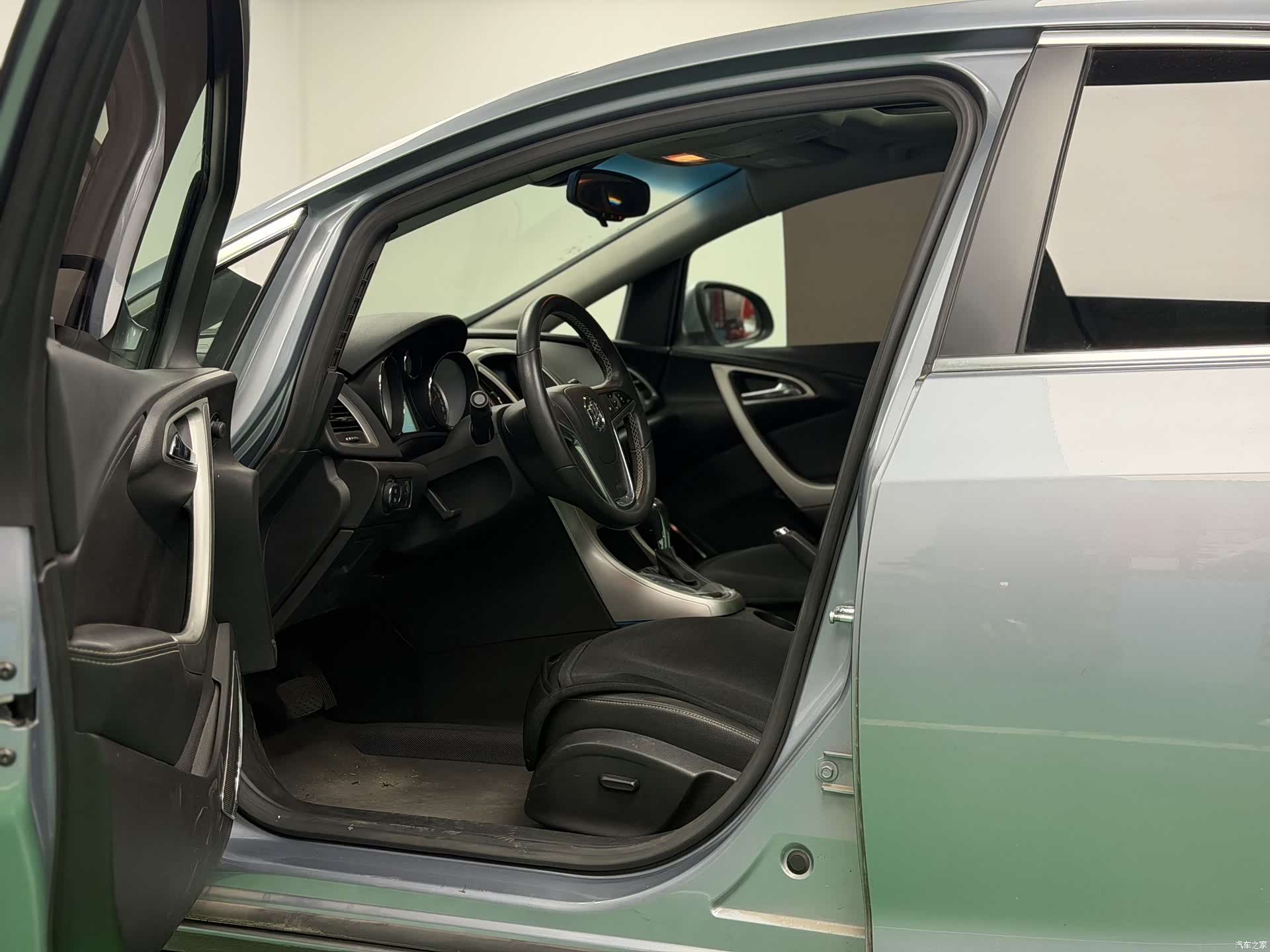 Buick XT, 2010 4